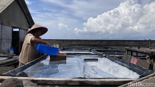 Petani garam Kusamba sedang menambak garam di Desa Kusamba, Kecamatan Dawan, Klungkung, Bali, Rabu (29/4/2026).