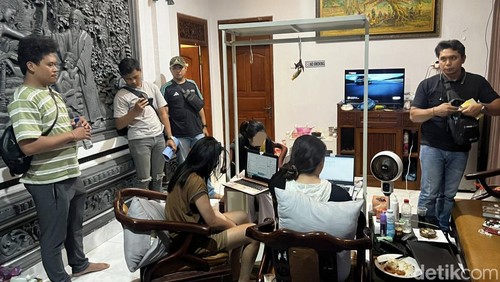 Petugas Ditressiber Polda Bali memeriksa para tersangka kasus judi online di Jalan Pratama, Benoa, Kuta Selatan, Badung, Bali.