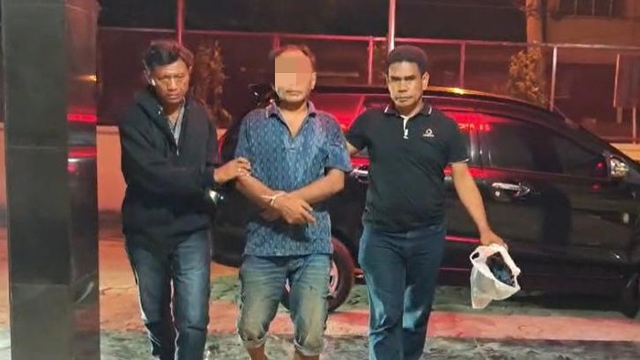 Petugas kepolisian saat menangkap salah satu pelaku. (dok. Polsek Medan Labuhan)