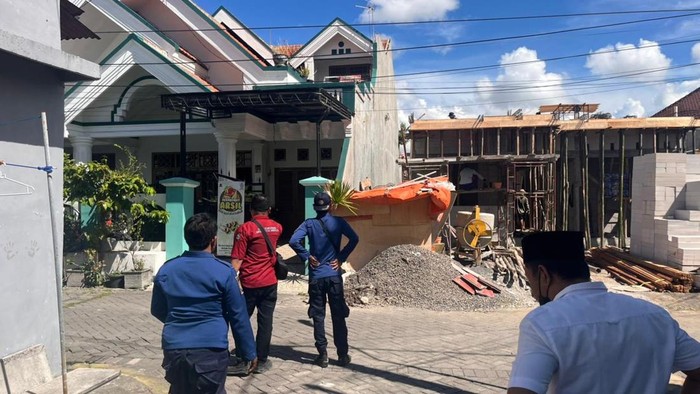 Petugas mengamankan pria bawa sajam di Gresik