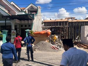 Mencekam! Damkar Gresik Amankan Pria Bawa Sajam di Atap Rumah