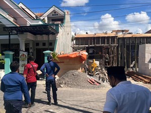 Mencekam! Damkar Gresik Amankan Pria Bawa Sajam di Atap Rumah