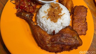 Pindang Ayam Ny. Bong: Ayam Kremes Kuah Pindang yang Unik Sedap