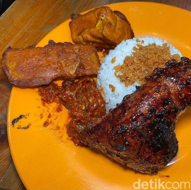Unik! Ayam Goreng dan Bakar Kremes Berkuah Pindang Asam Segar