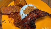 Unik! Ayam Goreng dan Bakar Kremes Berkuah Pindang Asam Segar