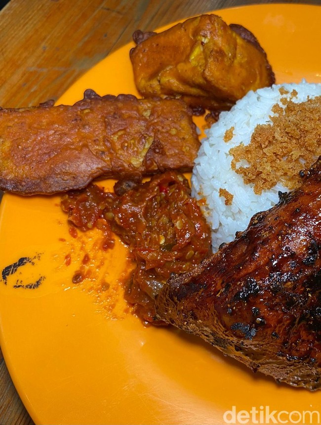 Unik! Ayam Goreng dan Bakar Kremes Berkuah Pindang Asam Segar