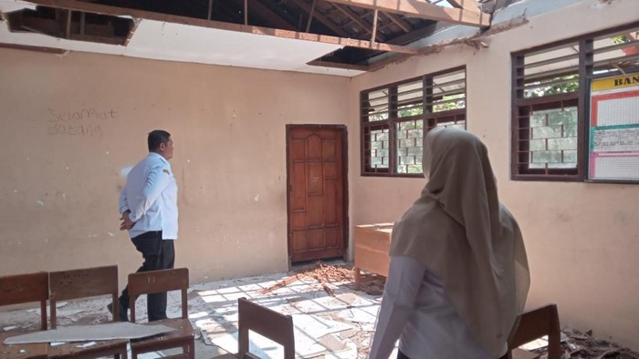 Penampakan plafon ruang kelas di SDN Ngasinan IV Sukoharjo yang ambrol, Rabu (29/4/2026).