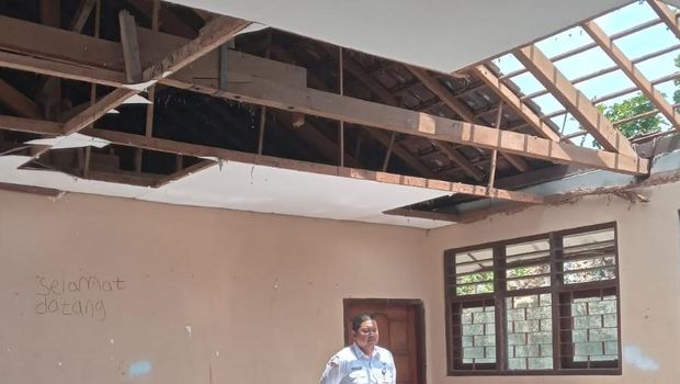 Plafon ruang kelas SDN Ngasinan IV ambrol, Rabu (29/4/2026). Plafon ruang kelas SDN Ngasinan IV ambrol, Rabu (29/4/2026).