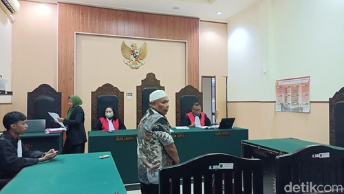 Terdakwa Salmukin saat mengikuti sidang di Pengadilan Tipikor Mataram, NTB, Rabu (29/4/2026). (Foto : Abdurrasyid Efendi/detikBali).