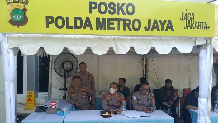Polda Metro Jaya mendirikan posko bantu pelayanan keluarga korban tabrakan KA di RSUD Bekasi.