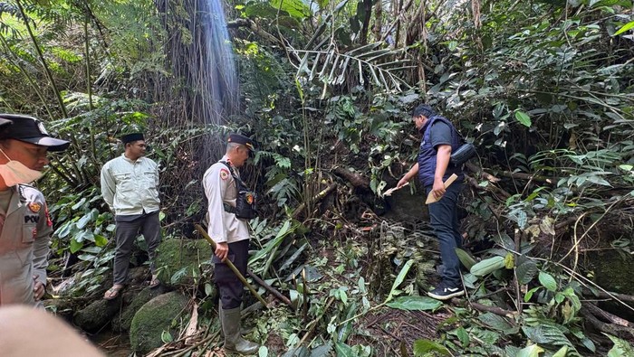 Polisi melakukan olah TKP ditemukannya mayat perempuan di area kebun OKU Selatan