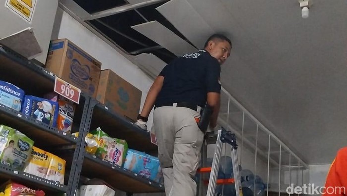 Polisi saat olah TKP di minimarket yang dibobol maling di Tasikmalaya.