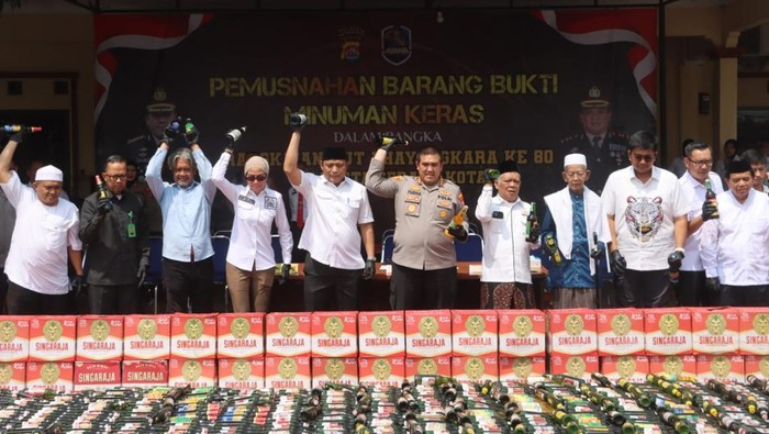 Polresta Serang Kota memusnahkan sebanyak 17.618 botol minuman keras (miras) ilegal. (Dok. Istimewa)