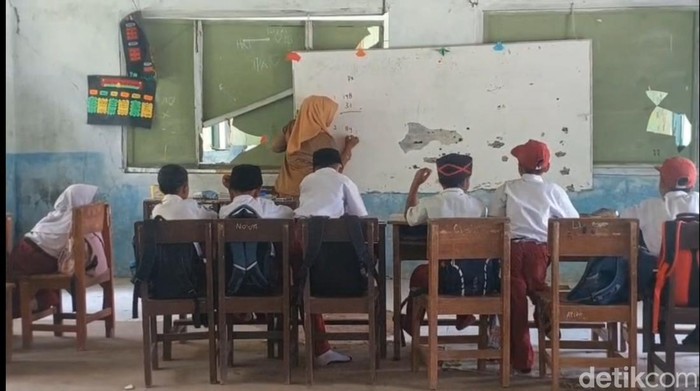 Potret SDN Jayamukti di Desa Sindangasih, Kecamatan Cikatomas, Kabupaten Tasikmakaya yang mengalami kerusakan parah dan dinilai tidak layak