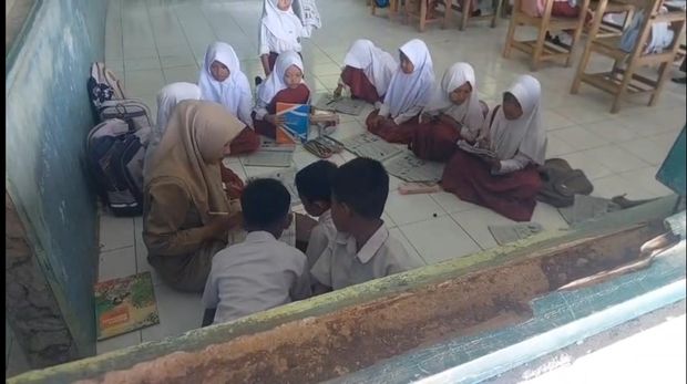 Potret SDN Jayamukti di Desa Sindangasih, Kecamatan Cikatomas, Kabupaten Tasikmakaya yang mengalami kerusakan parah dan dinilai tidak layak Potret SDN Jayamukti di Desa Sindangasih, Kecamatan Cikatomas, Kabupaten Tasikmakaya yang mengalami kerusakan parah dan dinilai tidak layak