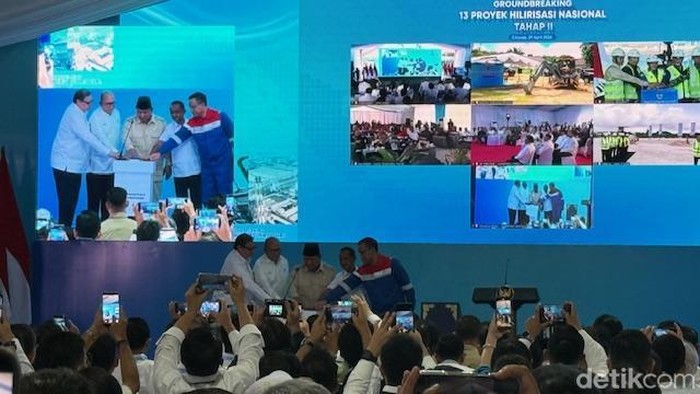 Presiden Prabowo Subianto melakukan peletakan batu pertama (groundbreaking) proyek hilirisasi fase dua. (Eva/detikcom).