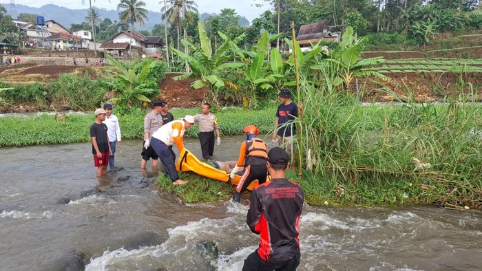 Proses evakuasi lansia tewas di Sungai Cihideung