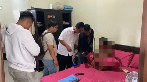 Petugas Ditressiber Polda Bali mengamankan terduga pelaku praktik prostitusi online.