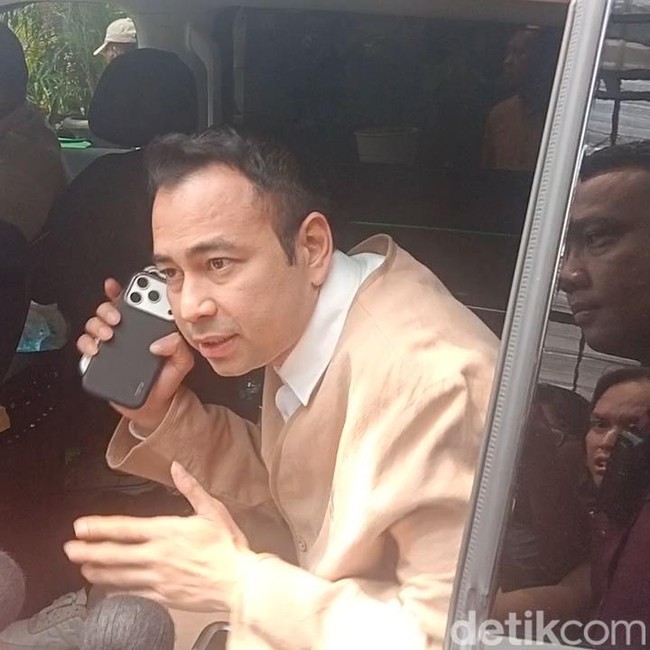 Wajah Lelah Raffi Ahmad Malam ke Lokasi Kecelakaan KA, Pagi Lanjut Syuting