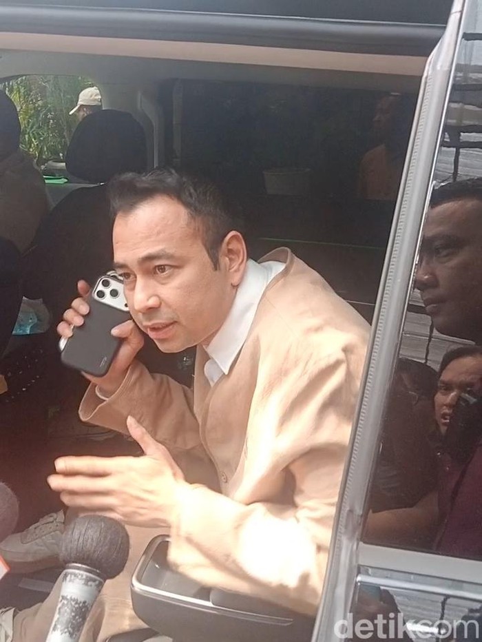 Wajah Lelah Raffi Ahmad Malam ke Lokasi Kecelakaan KA, Pagi Lanjut Syuting