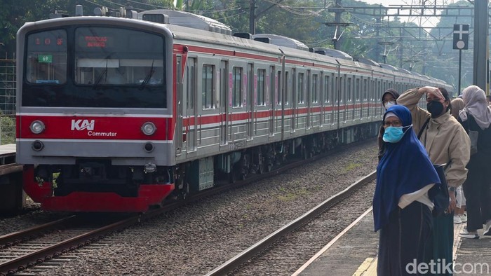 Usulan pemindahan posisi gerbong khusus wanita pada KRL menuai sorotan luas dan memicu polemik di tengah publik. Wacana tersebut mencuat setelah insiden kecelakaan kereta api di Bekasi Timur, yang menimbulkan korban jiwa dan memantik berbagai evaluasi terhadap sistem keselamatan transportasi rel.