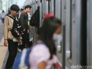 Gerbong Wanita KRL Dipindah ke Tengah? Pengamat: Tidak Relevan, Tidak Efektif