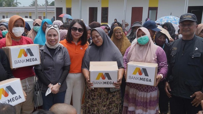 Regional Head Bank Mega Medan Lina Wu saat menyerahkan paket bantuan kepada korban bencana Aceh Tamiang. (Foto: dok. Bank Mega Medan)