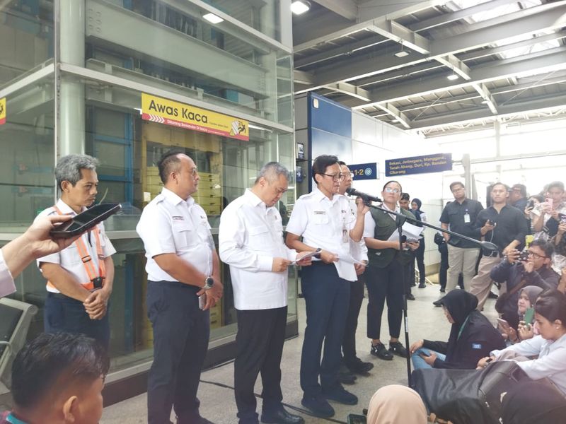 . Rencananya, KRL Cikarang dan Bekasi Timur ditargetkan bisa beroperasi lagi siang ini.
