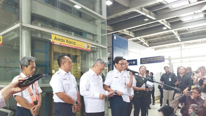 . Rencananya, KRL Cikarang dan Bekasi Timur ditargetkan bisa beroperasi lagi siang ini.