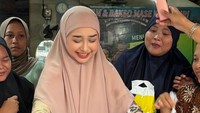 Setelah operasi hidung, wajahnya dinilai berubah. Namun, Ria Ricis mengatakan wajahnya terlihat berbeda karena masih bengkak setelah operasi. Karena masih bengkak banget, orang bilang mata, bibir (operasi), gak. Cuma hidung doang. Cuma karena masih bengkak banget jadi kayak agak berubah-ubah mukanya, 2-3 bulan kempes. Foto: Instagram @riaricis1795
