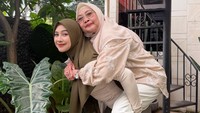 Ria Ricis dalam unggahan di kanal Youtube-nya juga sudah memamerkan hidung baru kepada ibunda. Foto: Instagram @riaricis1795