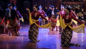 Penari membawakan tari umbul donga pada pentas Solo 24 Jam Menari di Pendopo Ageng GPH Joyokusumo ISI Solo, Jawa Tengah, Rabu (29/4/2026). Kegiatan ini menjadi bagian dari perayaan Hari Tari Dunia yang berlangsung meriah dengan menampilkan beragam pertunjukan seni tari tanpa henti selama 24 jam. ANTARA FOTO/Maulana Surya
