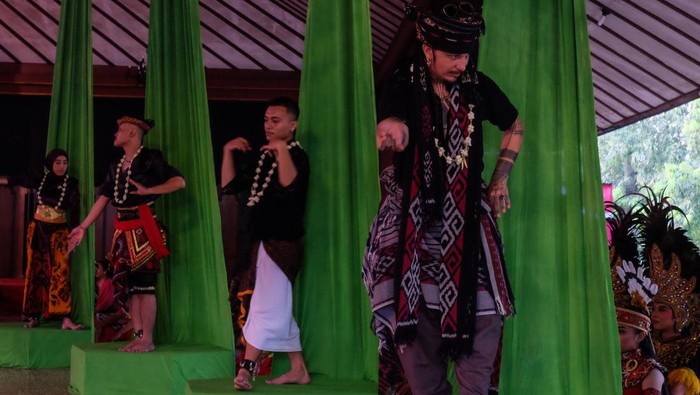 Penari membawakan tari umbul donga pada pentas Solo 24 Jam Menari di Pendopo Ageng GPH Joyokusumo ISI Solo, Jawa Tengah, Rabu (29/4/2026). Pentas tari bertema Tanpa Batas Menembus Medan Budaya itu untuk merayakan Hari Tari Dunia dengan melibatkan ribuan penari dari 54 sanggar dan kelompok seni, termasuk delegasi dari Amerika Serikat, Jerman, dan Singapura. ANTARA FOTO/Maulana Surya