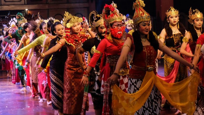 Penari membawakan tari umbul donga pada pentas Solo 24 Jam Menari di Pendopo Ageng GPH Joyokusumo ISI Solo, Jawa Tengah, Rabu (29/4/2026). Pentas tari bertema Tanpa Batas Menembus Medan Budaya itu untuk merayakan Hari Tari Dunia dengan melibatkan ribuan penari dari 54 sanggar dan kelompok seni, termasuk delegasi dari Amerika Serikat, Jerman, dan Singapura. ANTARA FOTO/Maulana Surya