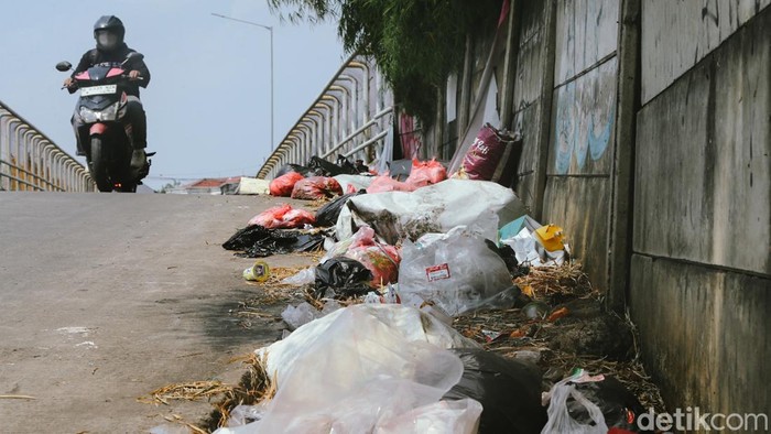Sampah berserakan di pinggir Jalan Sukamulya, Ciputat, Tangerang Selatan. Tak sedikit warga yang buang sampah sembarangan karena kurangnya kesadaran menjaga lingkungan.