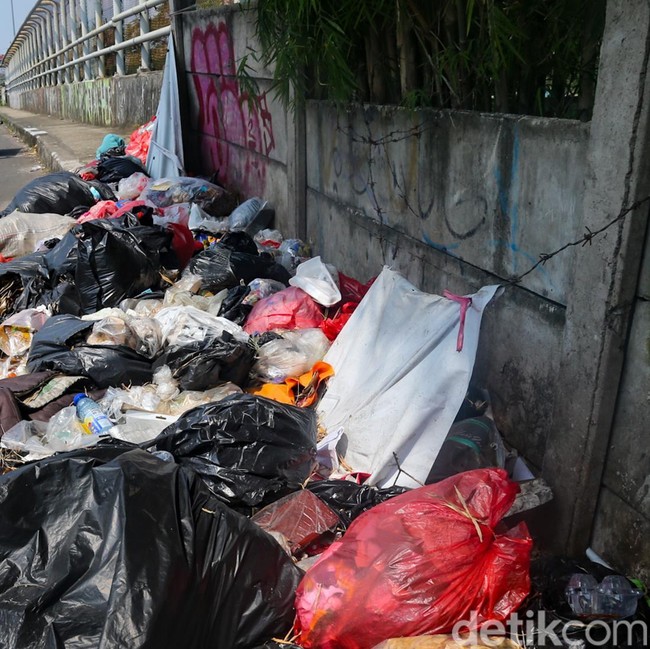 Sampah Berserakan di Pinggir Jalan Ciputat Tangsel