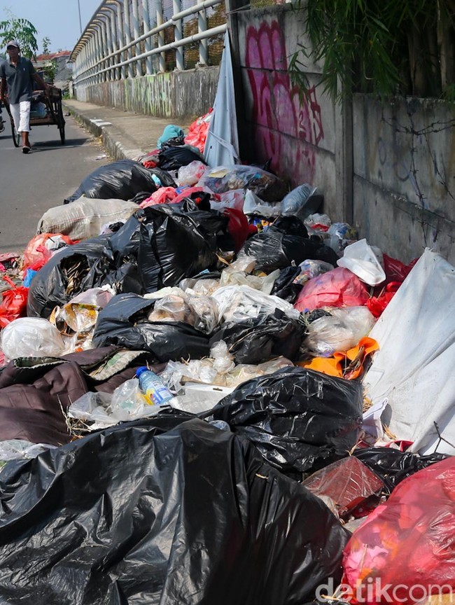 Sampah Berserakan di Pinggir Jalan Ciputat Tangsel