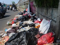 Sampah Berserakan di Pinggir Jalan Ciputat Tangsel