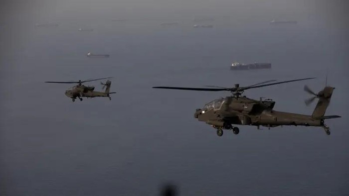 Sejumlah helikopter Apache milik AS mengudara di atas Selat Hormuz dalam sebuah patroli pada 17 April (dok. AFP)