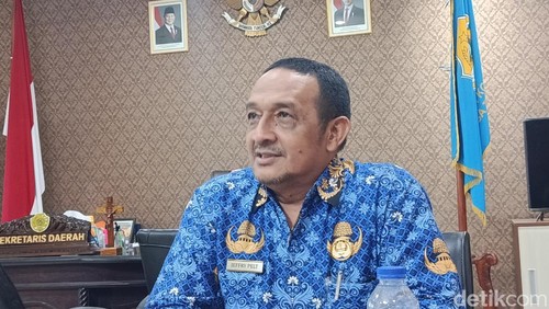 Sekda Kota Kupang, Jeffry Pelt yang diwawancarai di ruang kerjanya, Rabu (29/4/2026). Foto: Simon Selly/detikBali