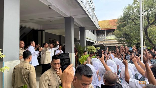 Sekretaris Kabinet Teddy Indra Wijaya memimpin pelajar dan guru di SMAN 1 Cilacap, Jawa Tengah menyanyikan lagu kebangsaan