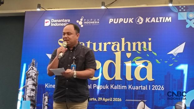 Sekretaris Perusahaan PT. Pupuk Kaltim, Anggono Wijaya dalam acara Silaturahmi Media di Jakarta, Rabu (29/4/2026). (CNBC Indonesia/Martyasari Rizky)
