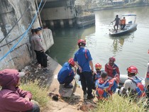 Tim SAR Polairud Polda Metro Evakuasi Pemotor yang Tenggelam di KBT