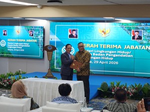 Hanif Faisol Resmi Serahkan Jabatan Menteri LH ke Jumhur Hidayat