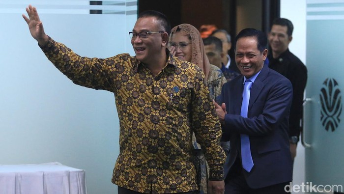 Serah terima jabatan Menteri Lingkungan Hidup berlangsung di Gedung Kementerian Lingkungan Hidup, Kuningan, Jakarta Selatan, Rabu (29/4/2026). Dalam prosesi tersebut, Hanif Faisol Nurofiq resmi menyerahkan kepemimpinan kepada Jumhur Hidayat sebagai Menteri Lingkungan Hidup yang baru.