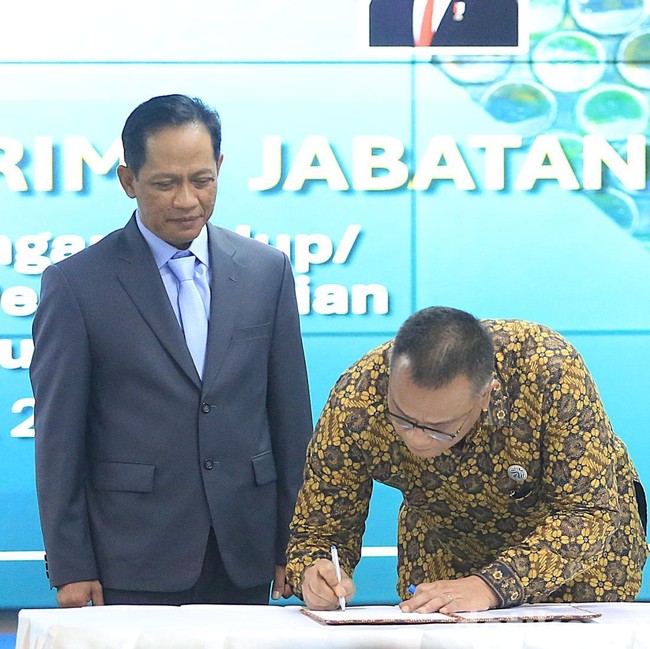 Serah Terima Menteri LH, Hanif Faisol Resmi Lepas Jabatan ke Jumhur Hidayat