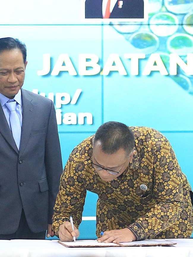 Serah Terima Menteri LH, Hanif Faisol Resmi Lepas Jabatan ke Jumhur Hidayat