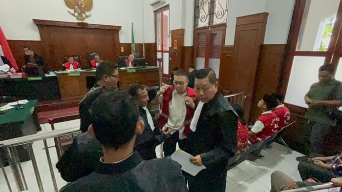 Samuel Ardi, terdakwa perkara pengusiran dan perusakan rumah Nenek Elina Widjajanti di PN Surabaya