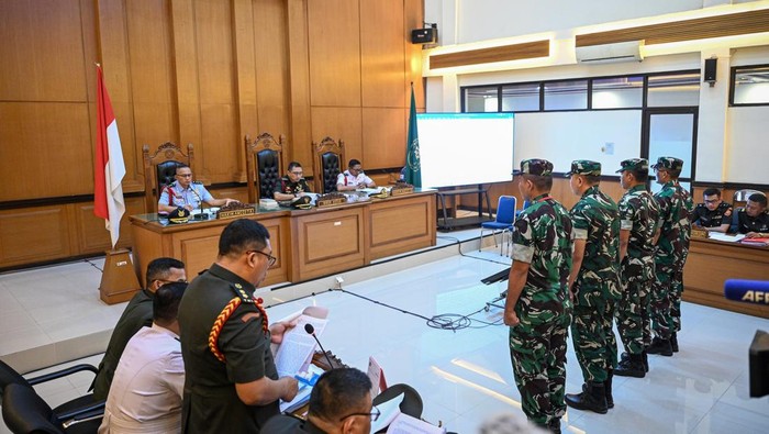 Hakim Ketua Kolonel Chk Fredy Ferdian Isnartanto (kedua kiri) memimpin sidang perdana kasus penyiraman air keras kepada aktivis KontraS Andrie Yunus dengan terdakwa Lettu Sami Lakka, Kapten Nandala Dwi Prasetya, Lettu Budhi Hariyanto Cahyono dan Serd