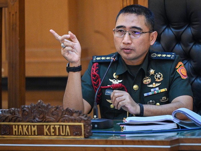 Hakim Ketua Kolonel Chk Fredy Ferdian Isnartanto memimpin sidang perdana kasus penyiraman air keras kepada aktivis KontraS Andrie Yunus dengan terdakwa Lettu Sami Lakka, Kapten Nandala Dwi Prasetya, Lettu Budhi Hariyanto Cahyono, dan Serda Edi Sudarko di Pengadilan Militer II-08, Jakarta, Rabu (29/4/2026). Sidang tersebut beragendakan pembacaan dakwaan oleh Oditur Militer terkait kasus penyiraman air keras kepada aktivis KontraS, Andrie Yunus pada 12 Maret 2026. ANTARA FOTO/Fauzan/tom.